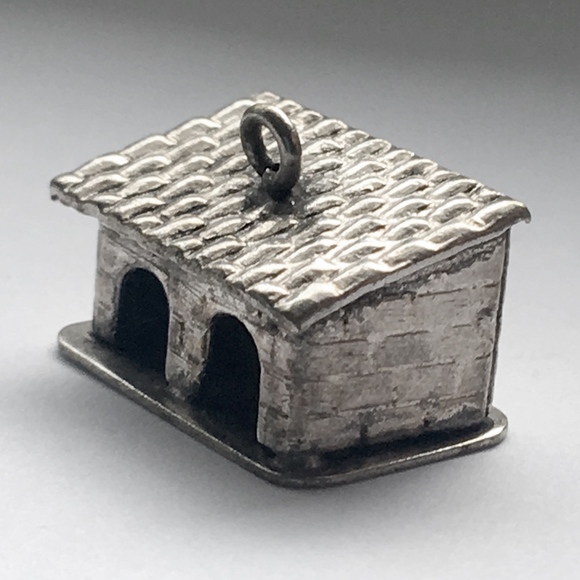 Vintage Doghouse Charm - Picture 2 of 5